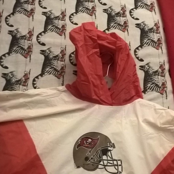 Last One Adult TAMPA BAY BUC"S PVC RAIN PANCHO - Picture 5 of 8
